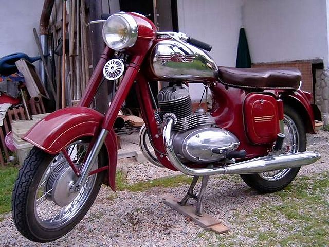 500 Kč – Motocykel Jawa 250 s farebnými prvkami 2022
